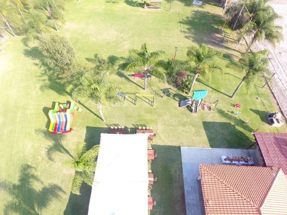 Boda al aire libre en jardín elegante